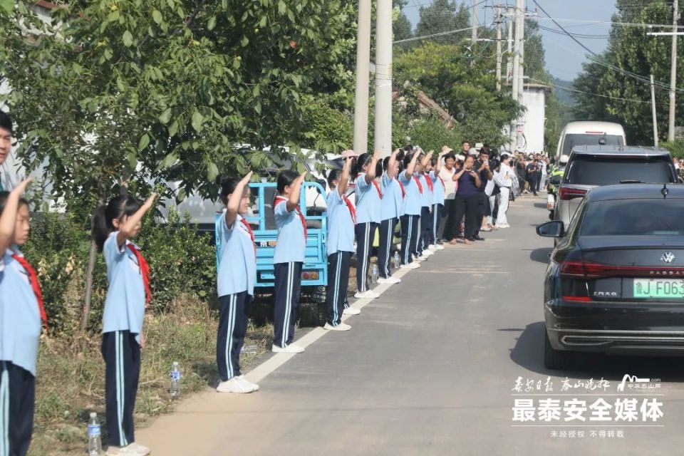 魂归故里！见义勇为英雄栾留伟的骨灰，被护送回泰安宁阳_腾讯新闻