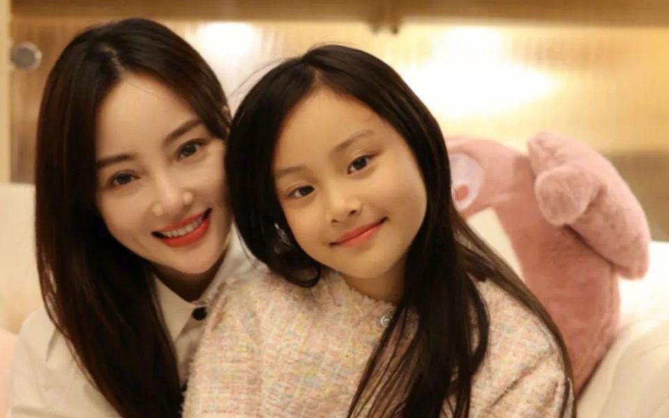 贾乃亮带甜馨游玩欢乐谷,11岁甜馨越长越美,李小璐并未现身