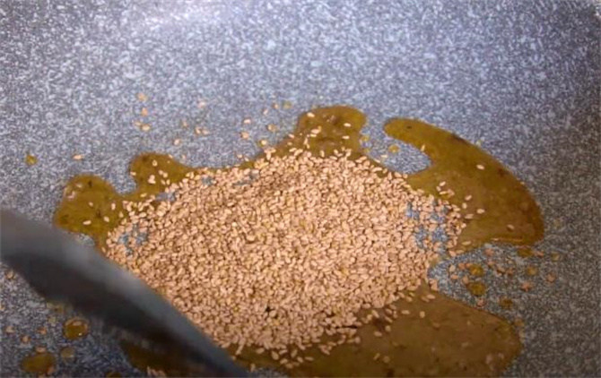 不粘锅里面放入两勺白糖,用最小火把白糖熬成糖稀,现在糖稀已经熬好了