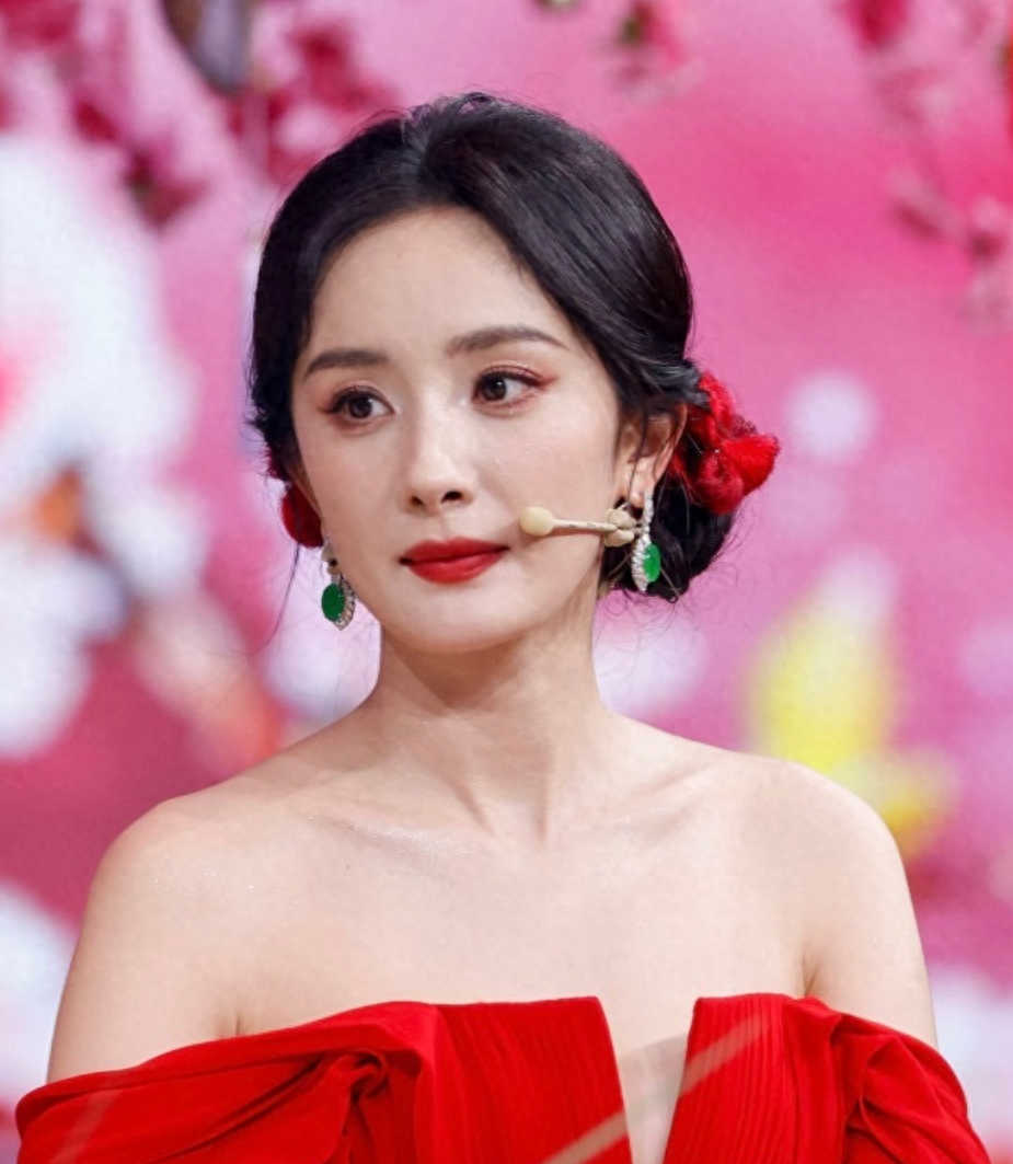 杨幂脸崩了?因为"抿嘴式演技"被质疑,疑似整牙后遗症!