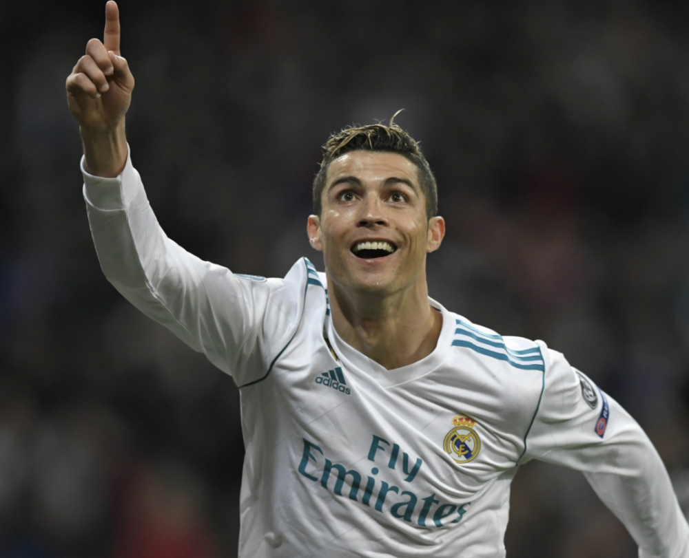 足坛那些左右脚均衡的顶级巨星 c罗领衔 中国女足巨星上榜_腾讯新闻