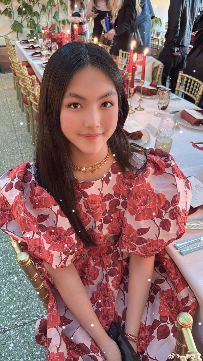 李湘女儿穿吊带裙拍大片,王诗龄瘦出新高,下颌线分明直角肩抢镜