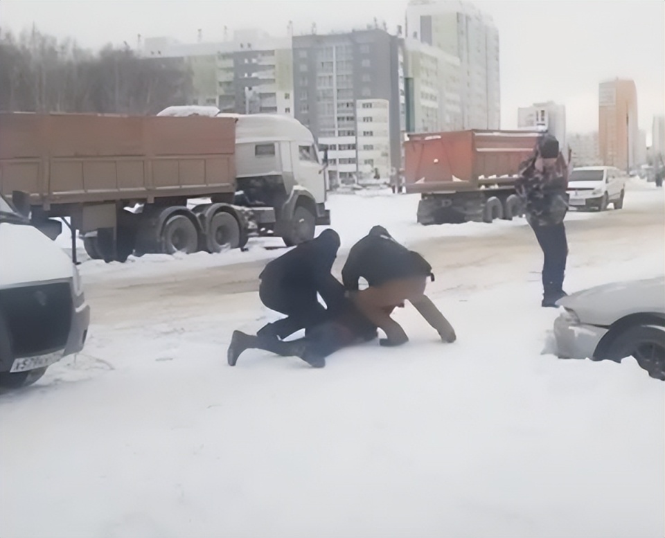 ��ɱ�֡����ֱ�ץ������ȫ�������ߵ�ǰ����