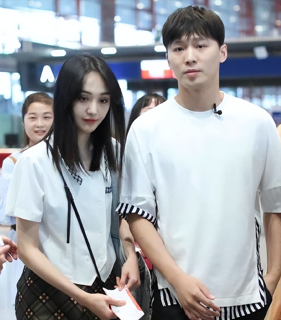 郑爽爸爸公布聊天记录,张恒多次出轨,对郑爽不是真爱,信息量大