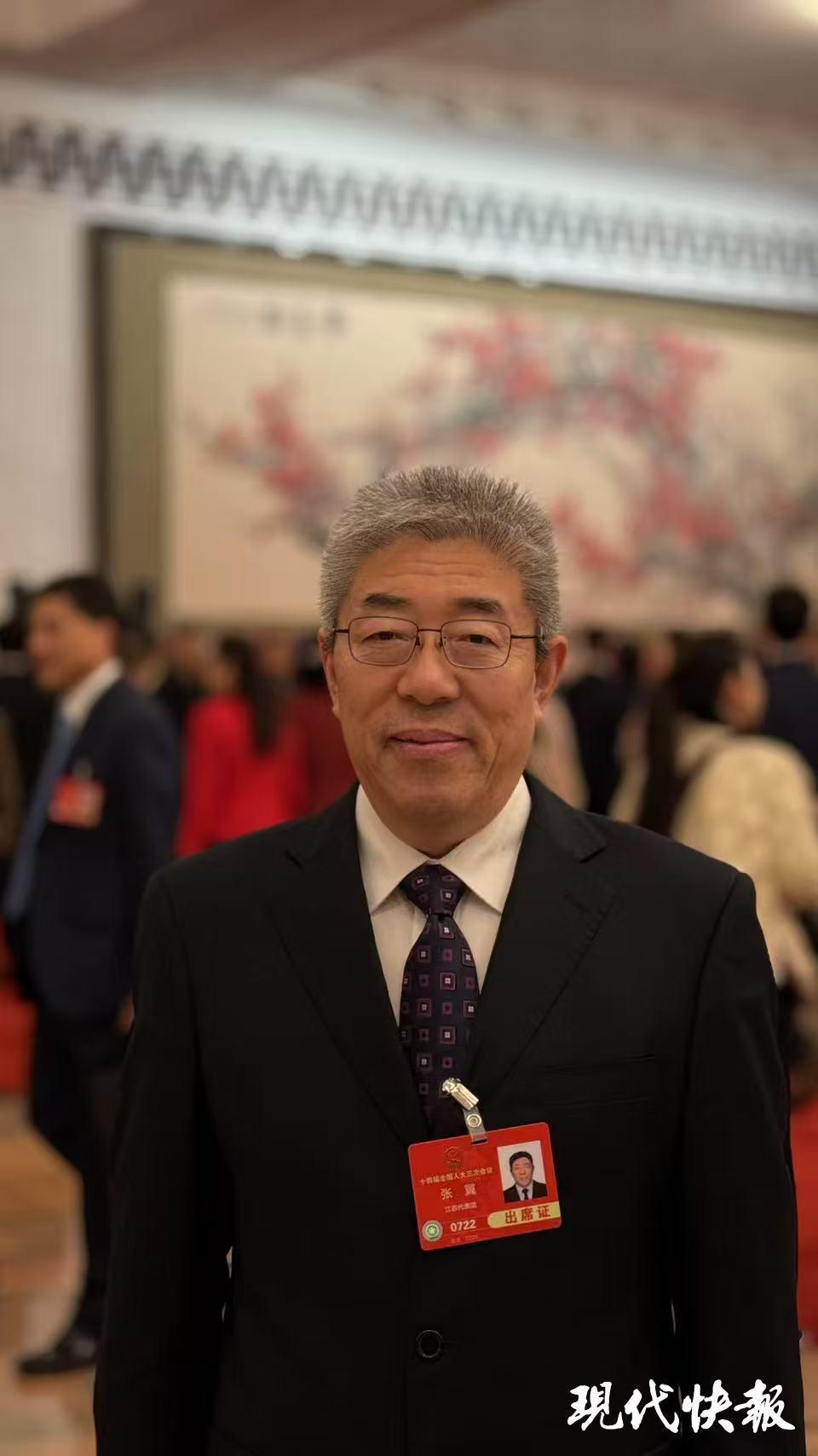 全国人大代表张翼呼吁不要弘扬加班文化，统筹春秋假和带薪年假促消费_腾讯新闻