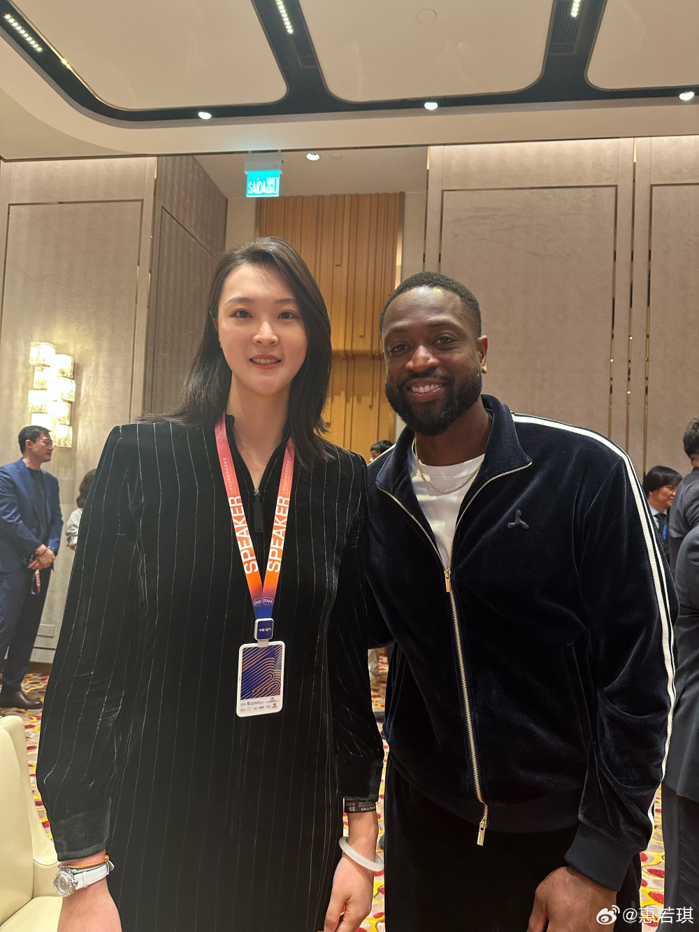 惠若琪出席大湾区国际体育商业峰会足篮排代表历史性合影