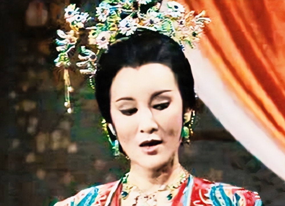 富婆白韵琴与小15岁老公现身,78岁被指目光呆滞,多次传患脑退化_腾讯