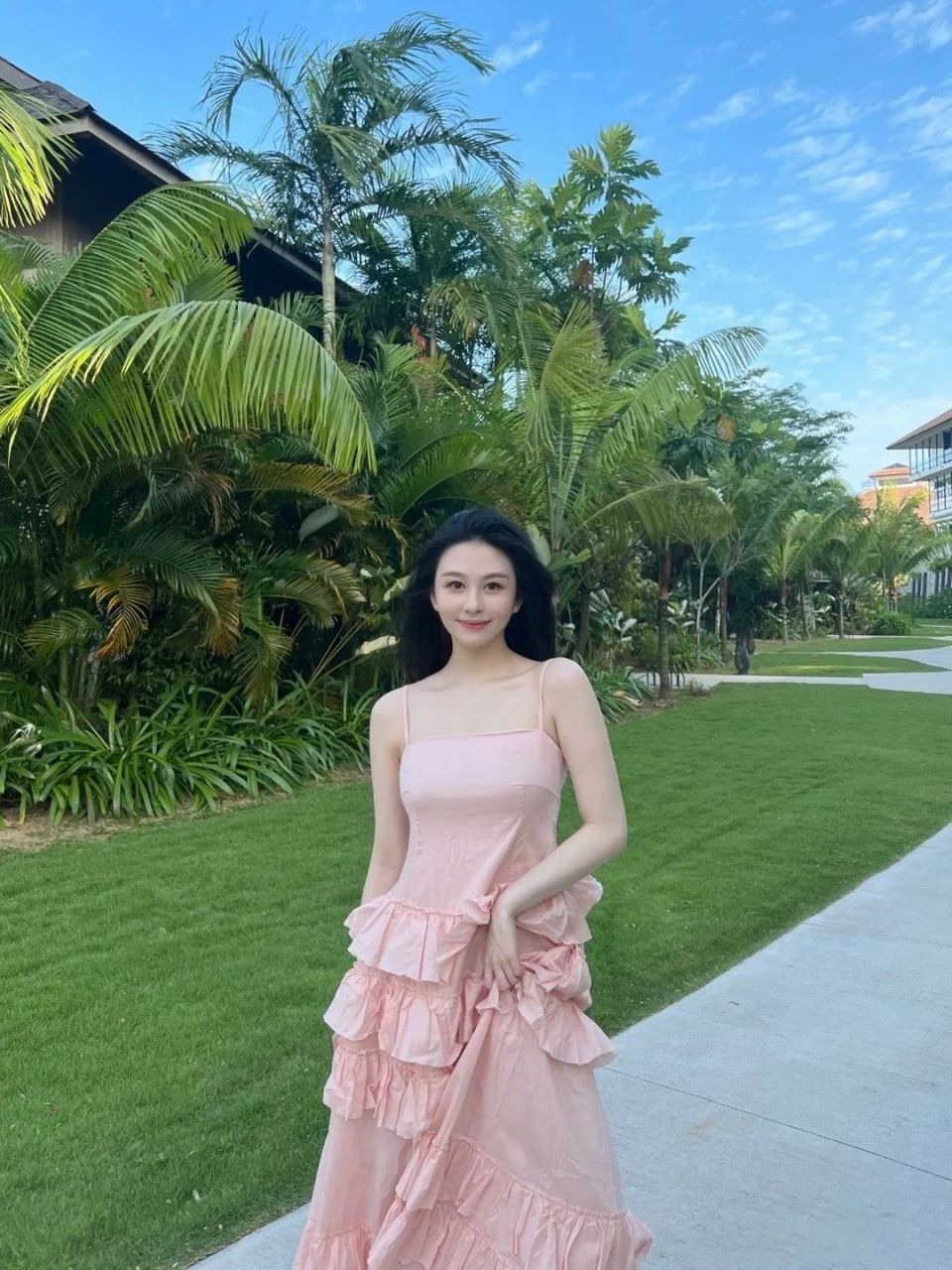 邱淑贞女儿沈月惊艳亮相,美貌与身材不输妈妈,网友:基因真强大_腾讯