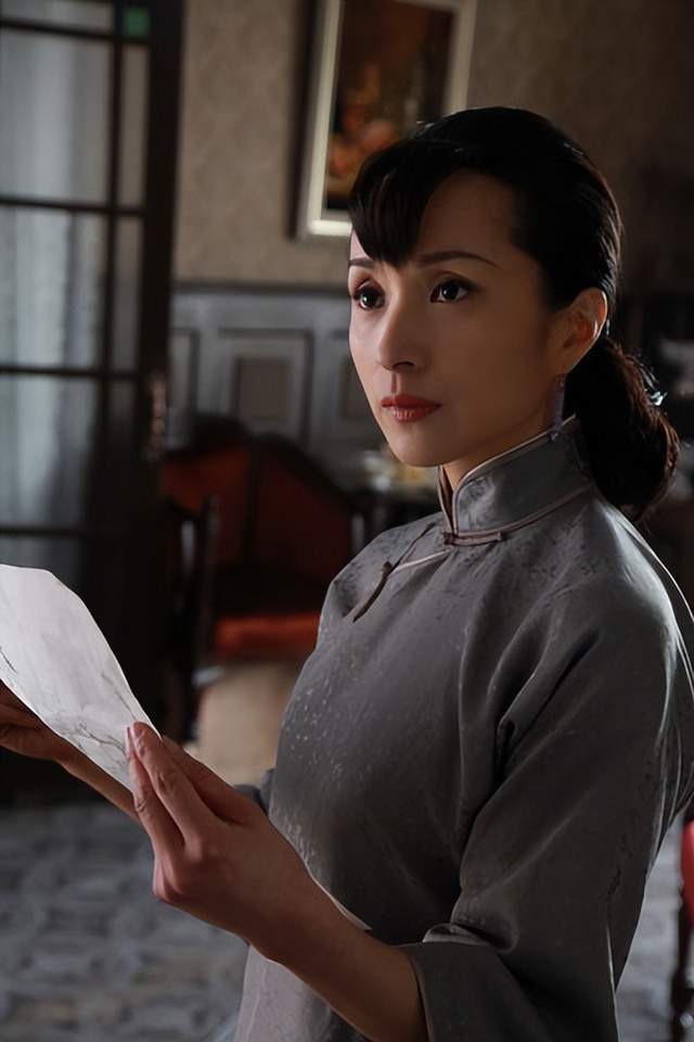 汤灿复出后现身ktv演唱喝洋酒生活潇洒手戴超大钻戒好富贵