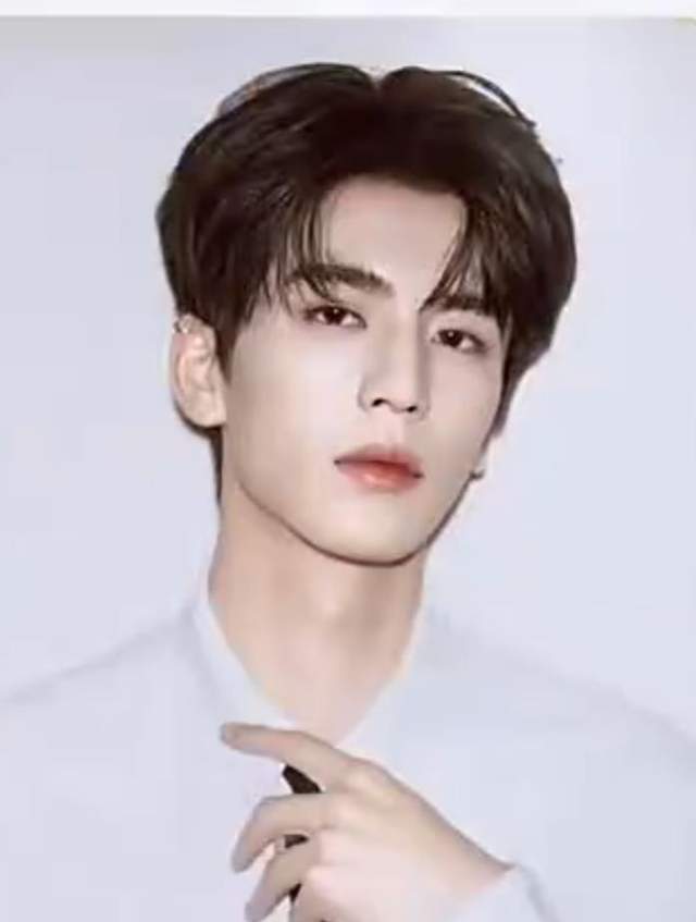 張凌赫撕拉片被疑P圖？攝影師回應：不能因為我拍得太好就說是P的 - 