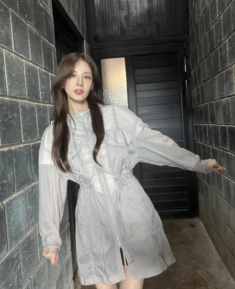 活泼开朗的性格徐贤长发披肩摆出俏皮的姿势惹人喜爱