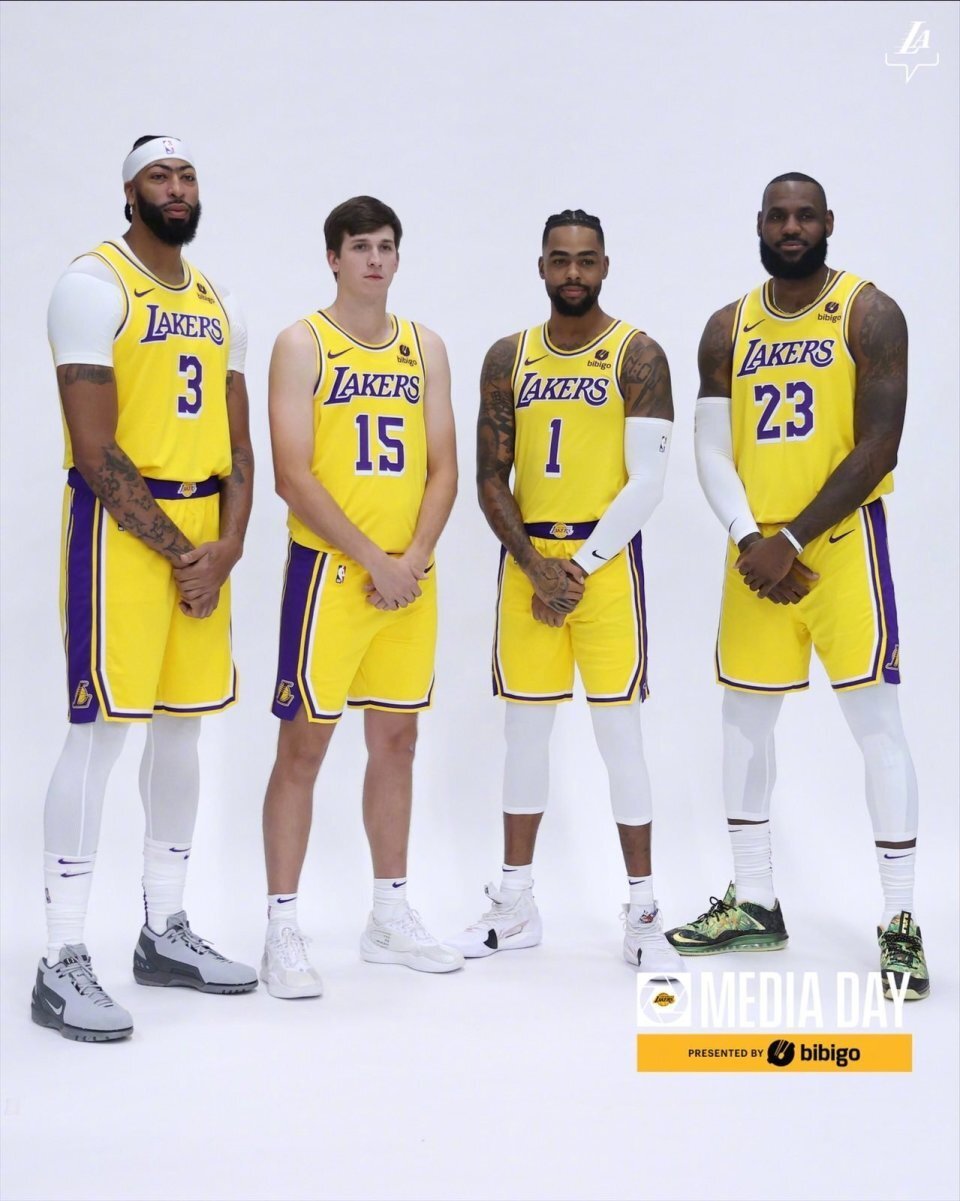 湖人新三巨头定妆照!里夫斯站c位,浓眉自信老詹再谈退役言论-腾讯新闻