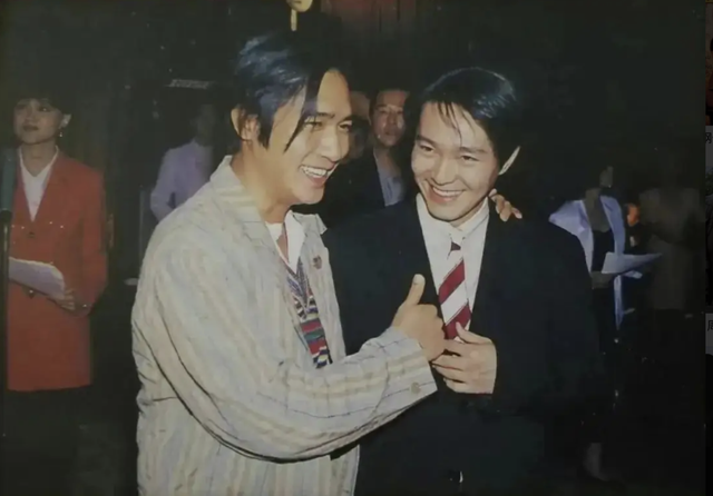 得亏好心人戚美珍帮忙引荐,周星驰才得以进入了艺训班,和梁朝伟成为班