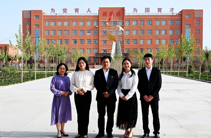 上百位学生跟练这位援疆教师的书法课堂在阿克苏走红