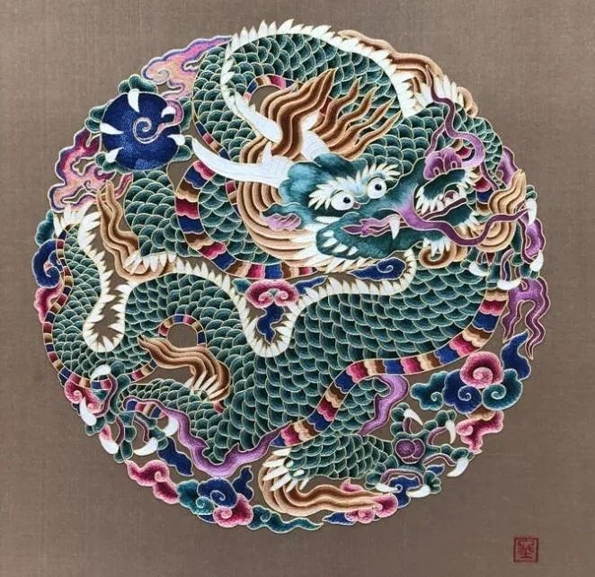 单面绣《盘龙》 金冬金冬的单面绣《盘龙》以十二章纹之龙为创作图案