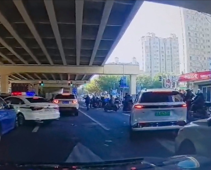 上海街头有车冲撞警车拒捕逃窜，警方通报：是盗车嫌犯，已抓获_腾讯新闻