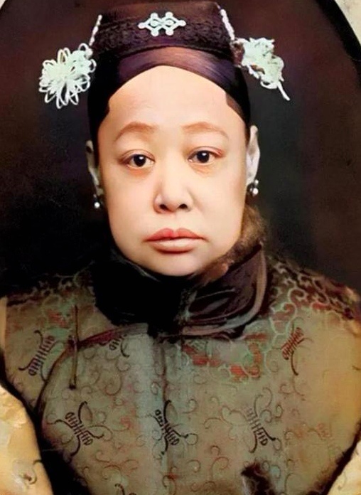 珍妃的父亲大喜,但是母亲却死活不同意两个女儿进宫.