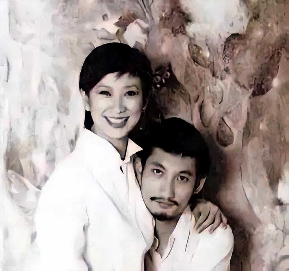 徐克与小30岁乐乐十指紧扣遛弯小女友滔滔不绝他却一语不发