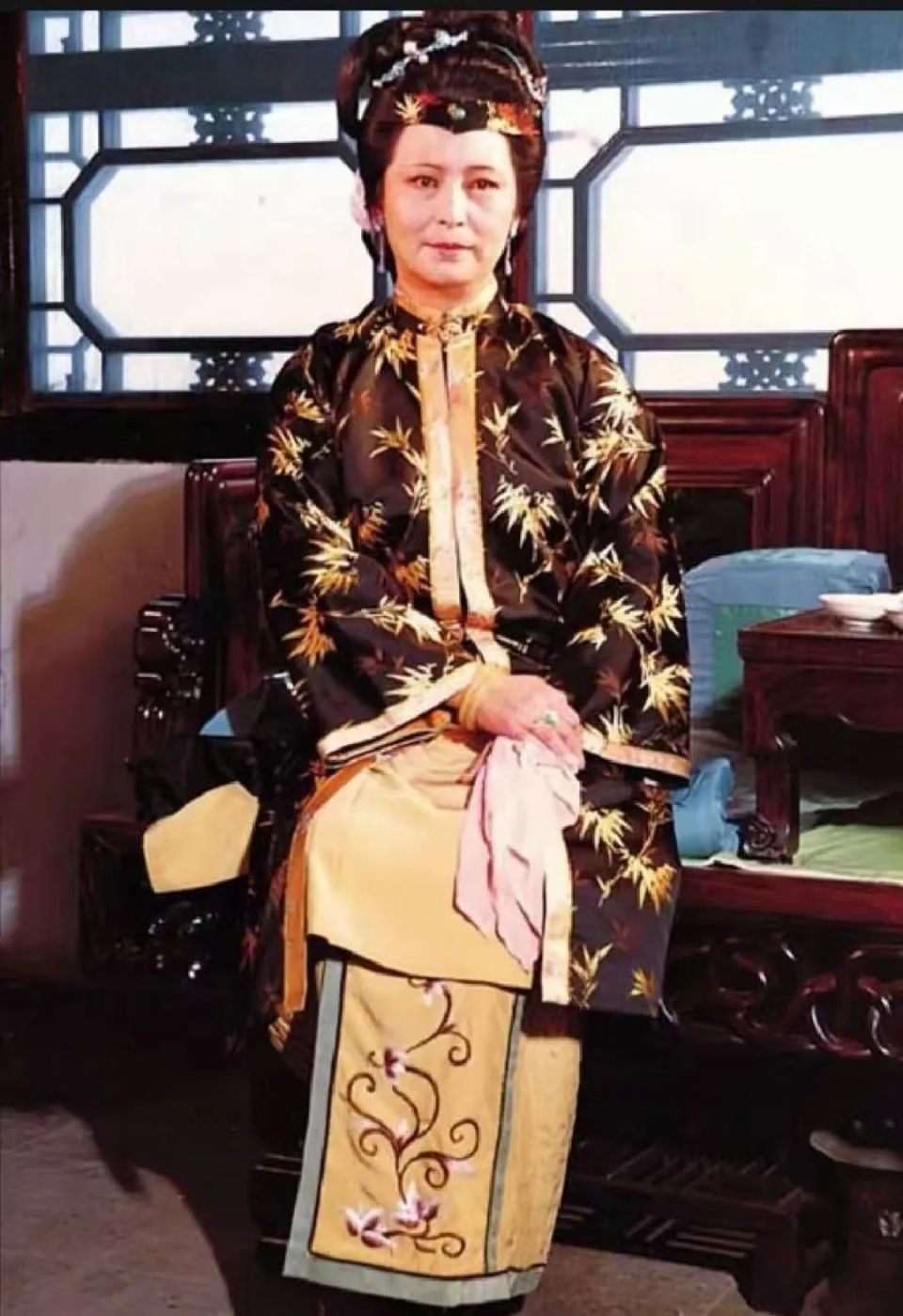 《红楼梦》看懂王夫人生活中的三次变故，才知道赵姨娘输在哪里？_腾讯新闻
