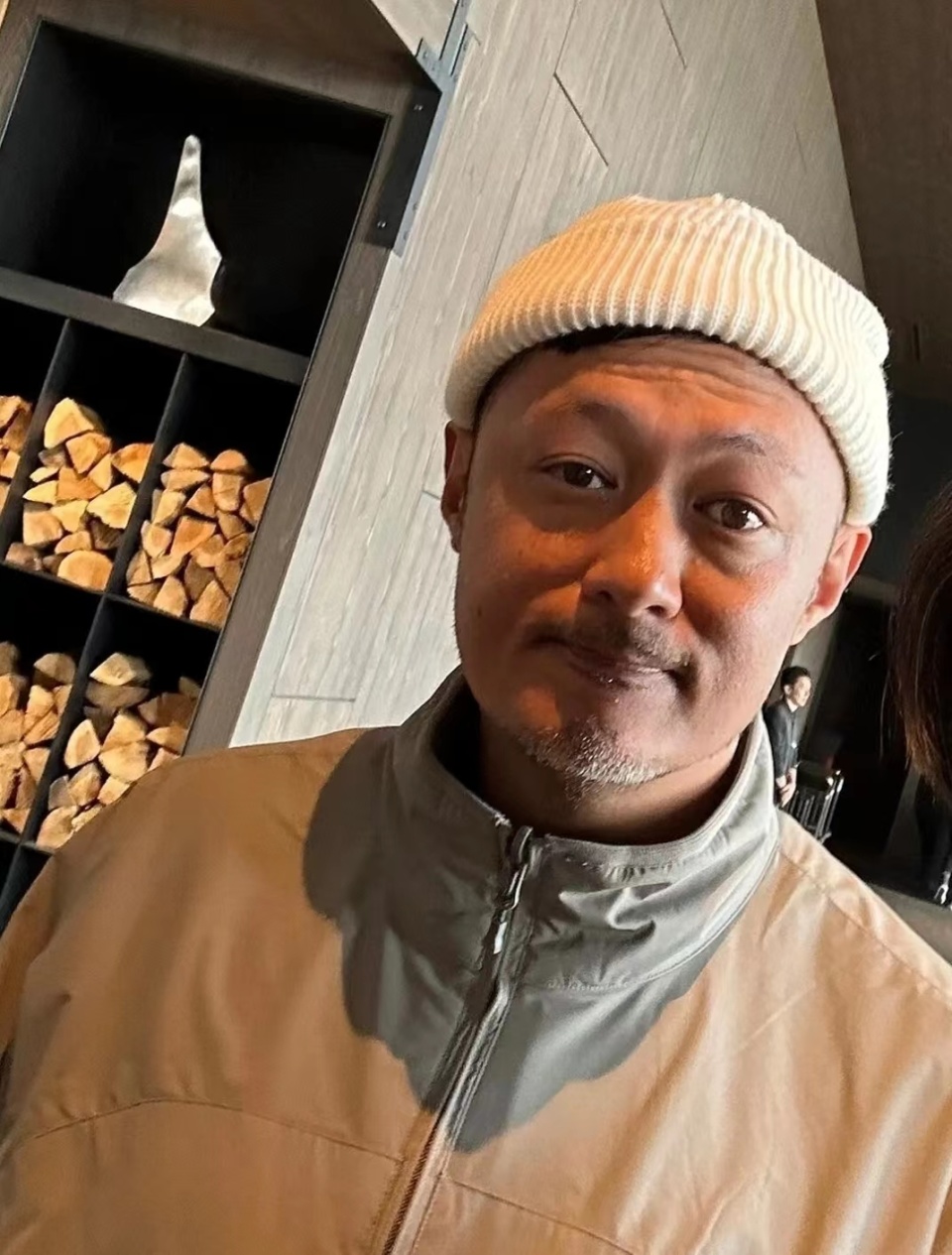 42岁余文乐近照曝光,满脸皱纹胡子花白不敢认,曾自曝患有惊恐症