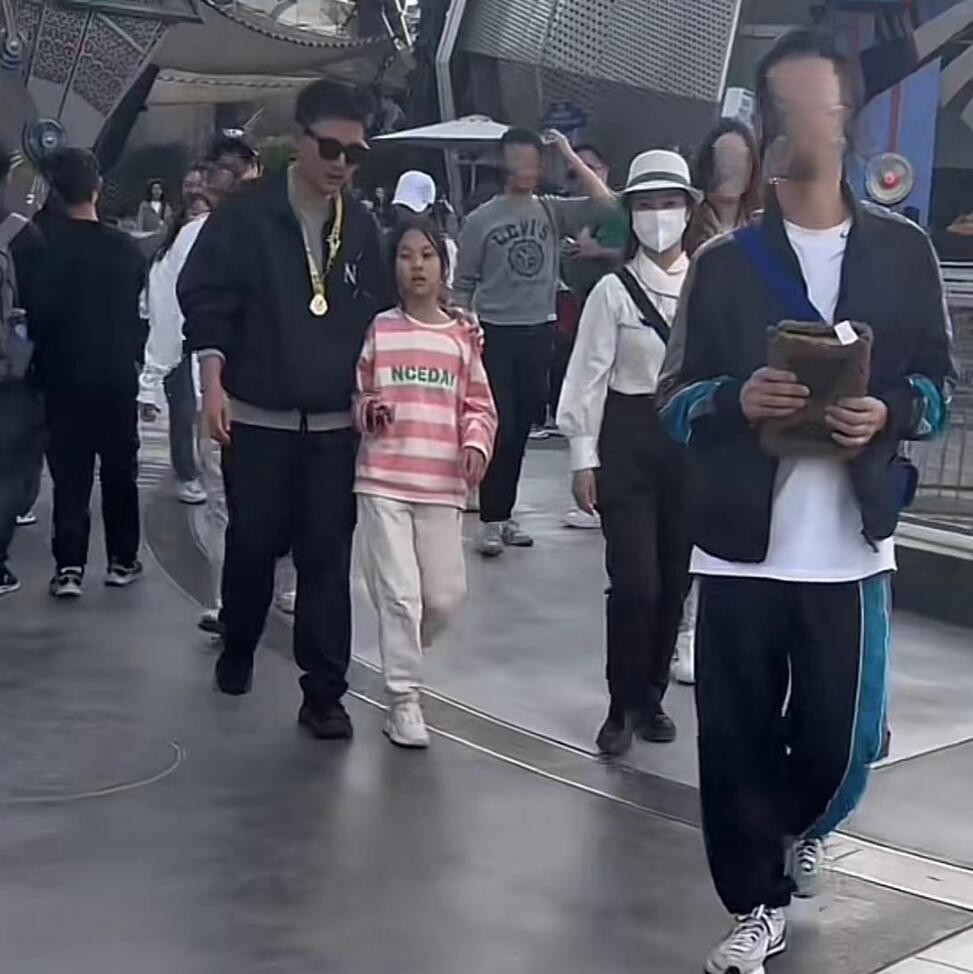 能够看到照片中,贾乃亮搂着甜馨肩膀同行,10岁的甜馨身高快与爸爸的肩