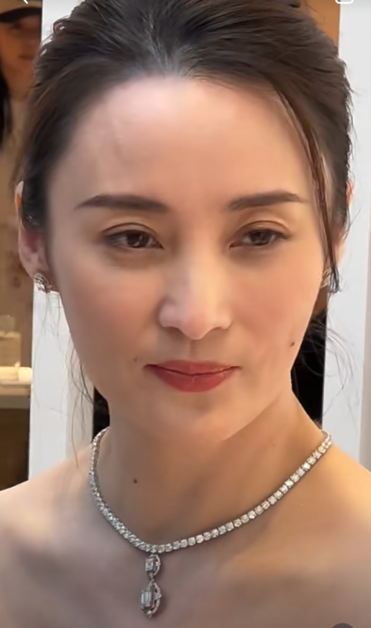 47岁蒋勤勤出席活动,穿修身黑裙优雅迷人,生图下皮肤白皙颜值耐打