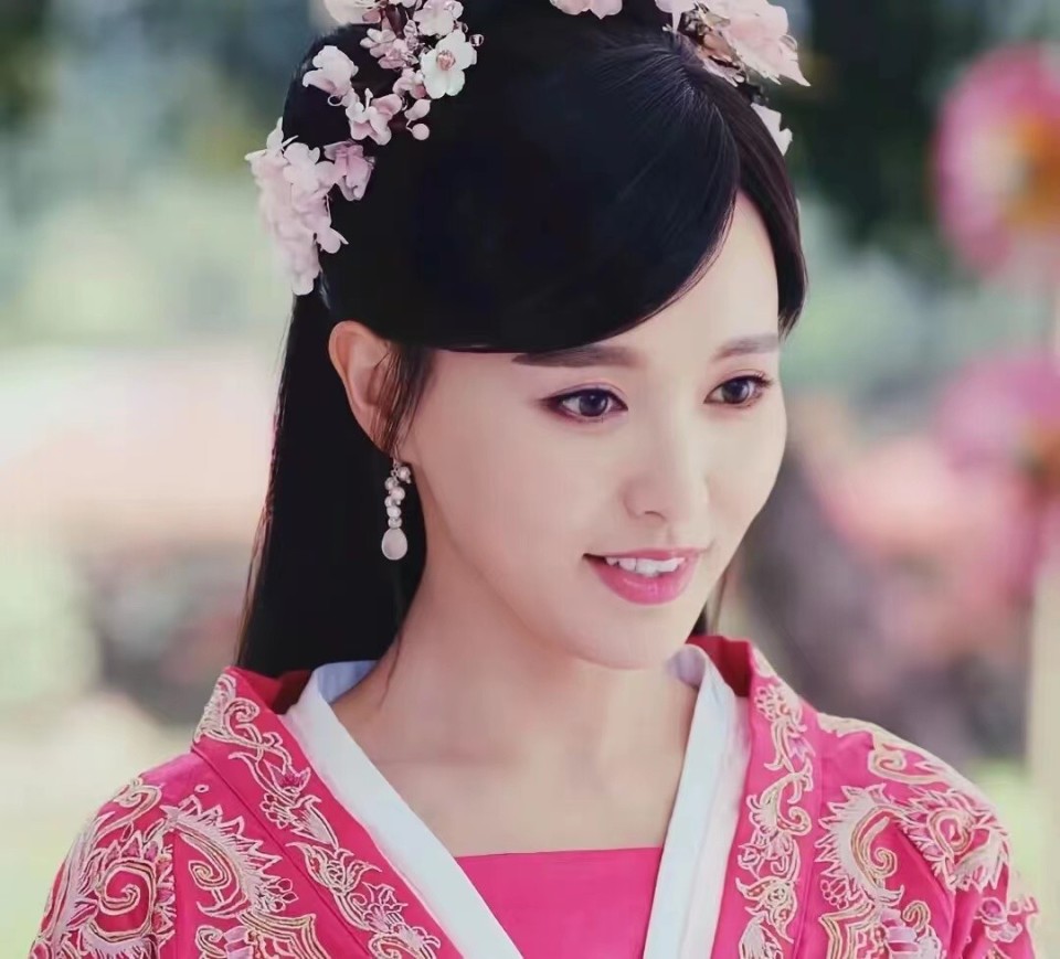 2008年,唐嫣与高云翔因戏生情,恋爱期间,男方多次求婚,唐都婉拒了.