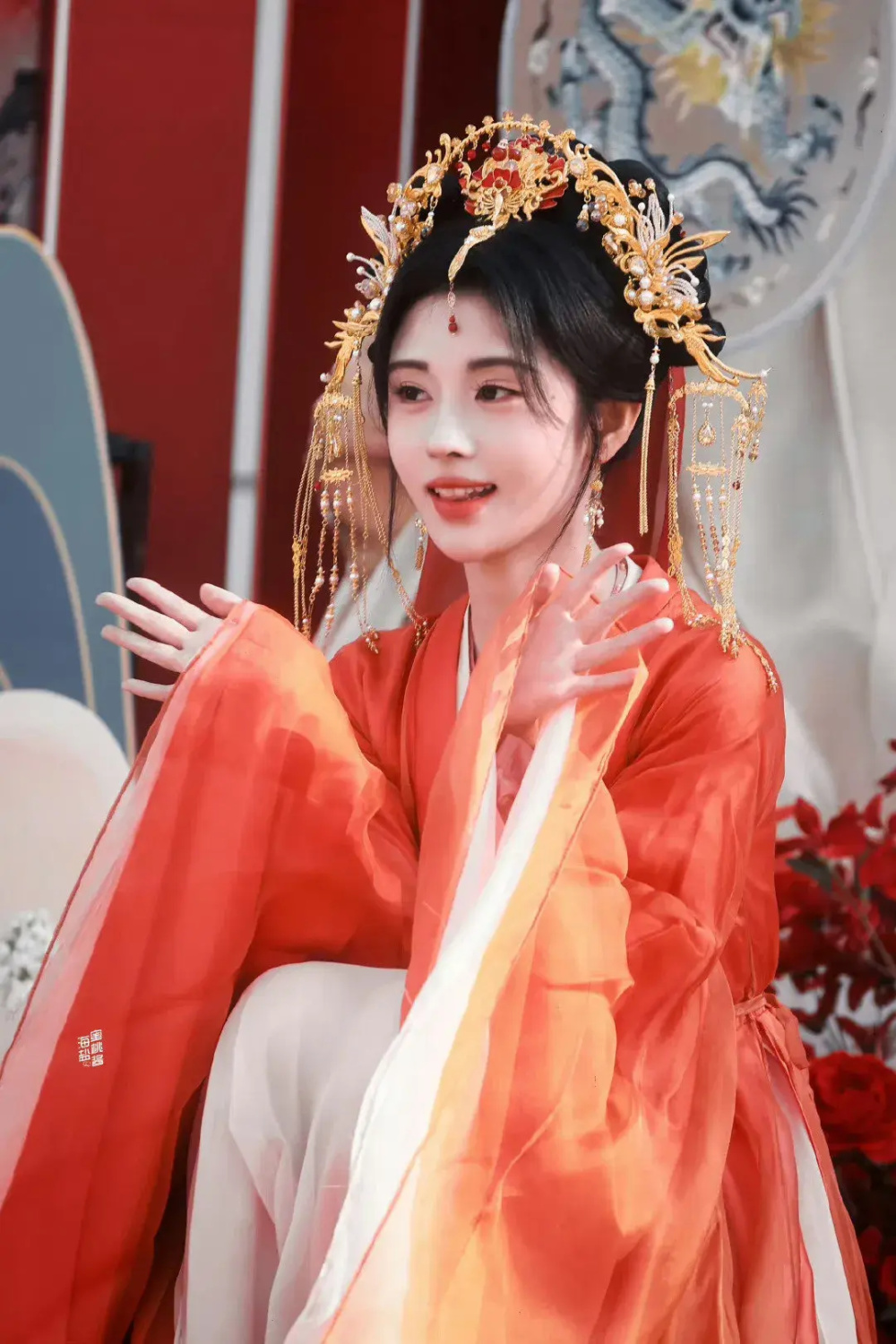 吐槽古偶鬼鬼祟祟,头发晃两下,疑似暗讽鞠婧祎