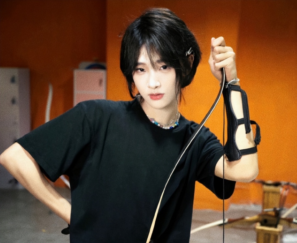 胡烨韬去面试"泰创2"了,张予曦的弟弟也去了,弟弟长得挺帅