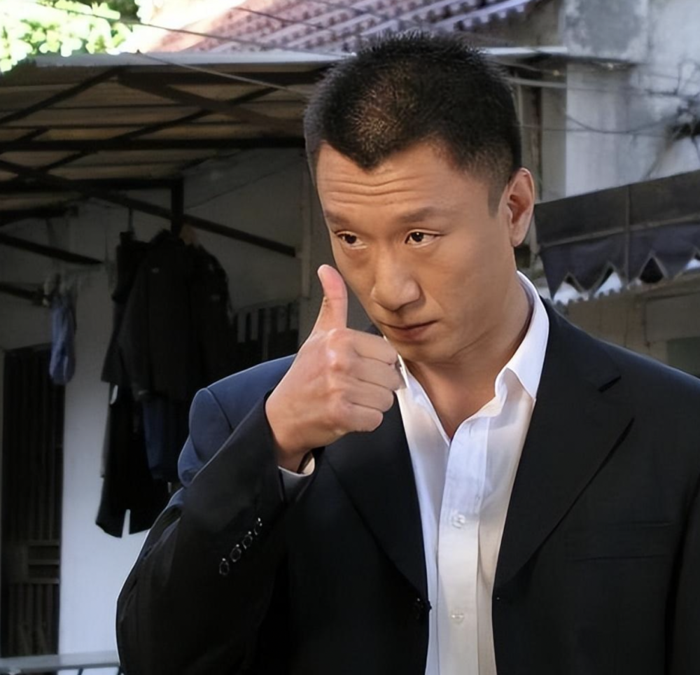 孙红雷首回应移民传闻,曾在颁奖台高呼"祖国万岁"