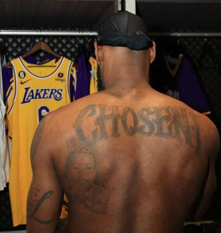 詹姆斯在ins上晒出自己在赛场上怒吼庆祝的霸气照以及纹着"天选之子"