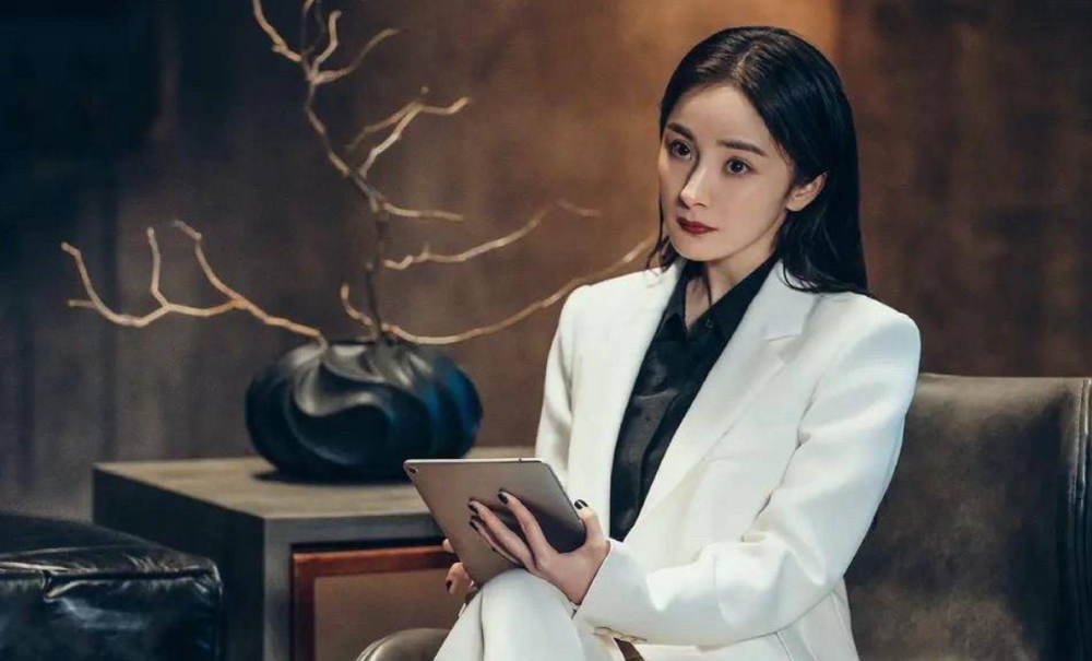 杨幂与嘉行传媒分道扬镳,单干的杨幂即将迎来春天,让我们拭目以待!