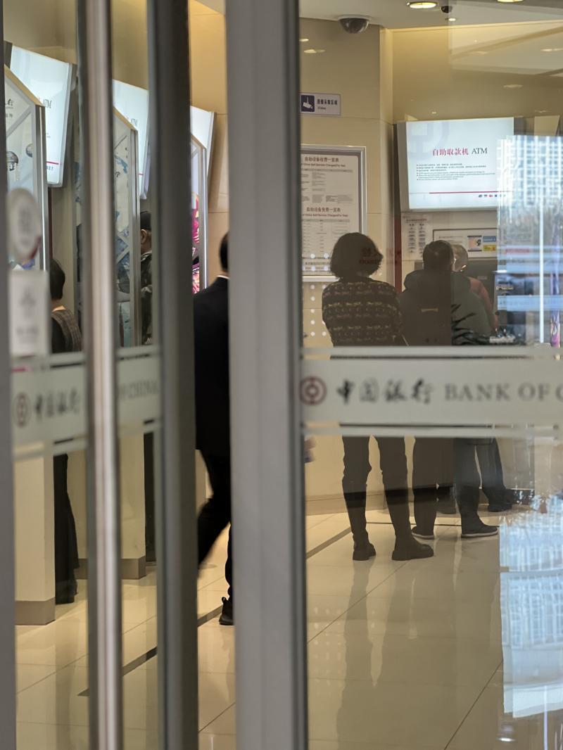 探访:过年要发压岁钱 银行atm前客户排队取新钞_腾讯新闻