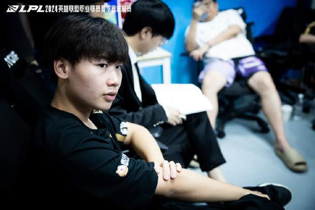 wei在lpl以及msi赛场上可以说是非常亮眼的选手,可是如今他却成为rng