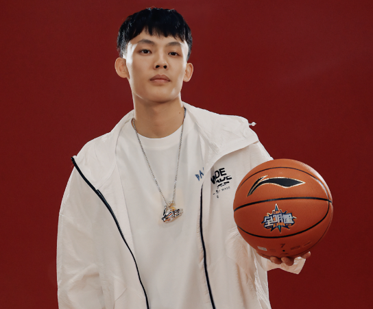 特别是这张照片,徐杰拿着篮球,穿着休闲装,但整体非常冷酷.