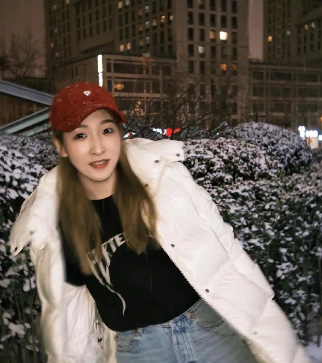 劉詩雯分享北京初雪美照，穿白色長褲羽絨服，一顰一笑甜美動人 - 