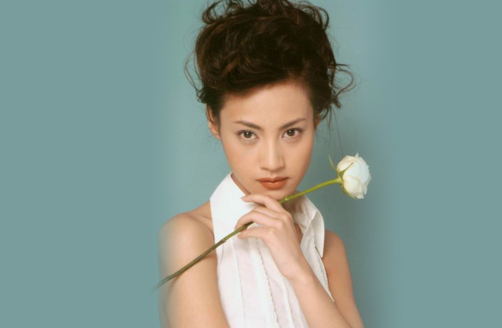 《蝴蝶飞飞》里纯真善良,靓丽出众,坚强倔强的钟小印;《小鱼儿与花