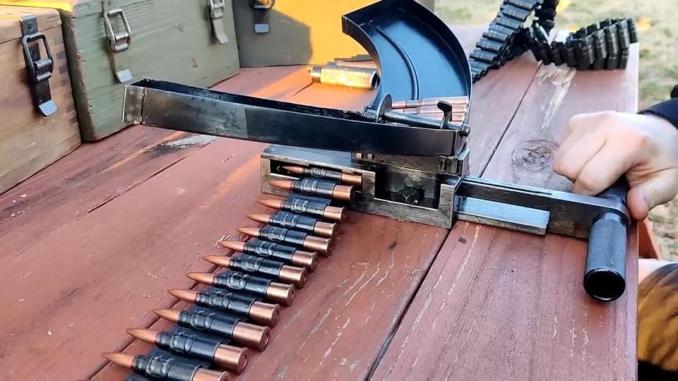 快速装弹器提高弹匣装填效率 减轻射手体力负担 提升作战能力_腾讯新闻
