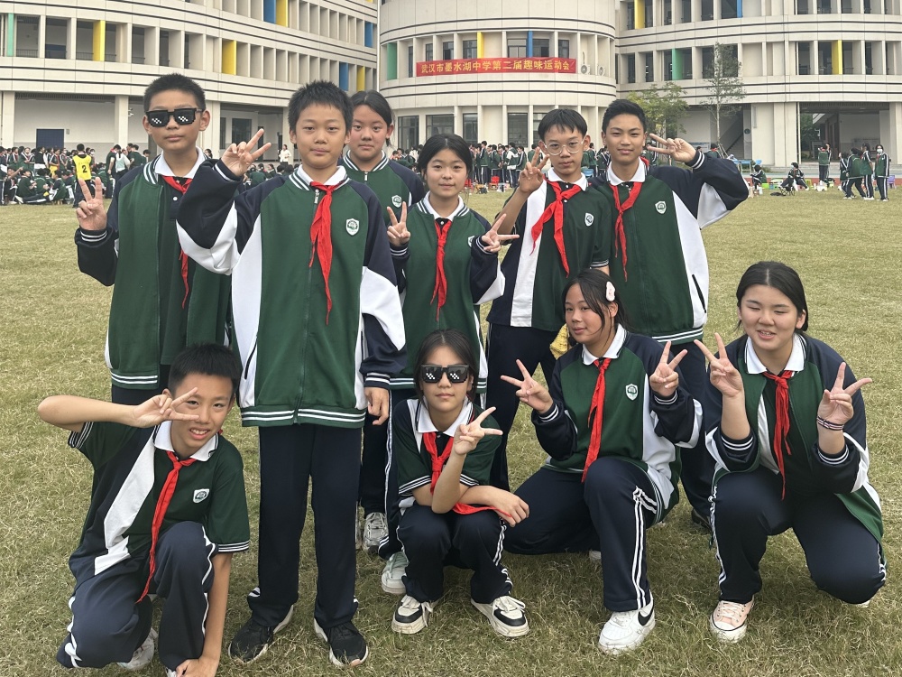 那里人来人往,善良的初中生们选择了"扶"