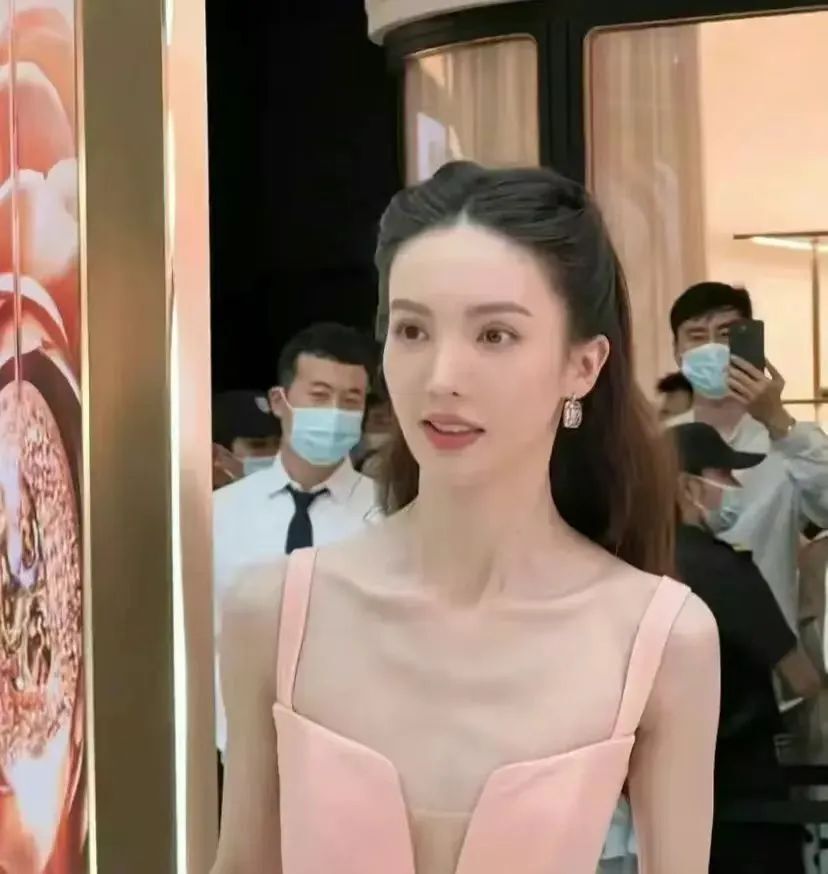 古力娜扎瘦成"排骨精",四肢纤细像竹竿,娱乐圈病态审美该停了