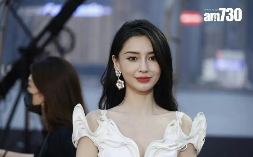 眼神空洞无光,笑容僵硬很像假人,失去星光后的杨颖感觉整个人的面相都