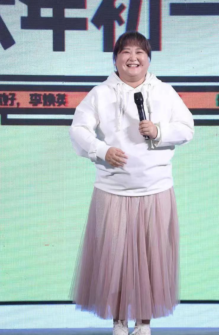 以前的贾玲,胖胖的看着很有福气,笑起来的两个酒窝看起来非常可爱,她