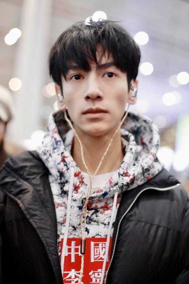 34岁罗云熙近照瘦出新高度,网友直言越看越奇怪_腾讯新闻