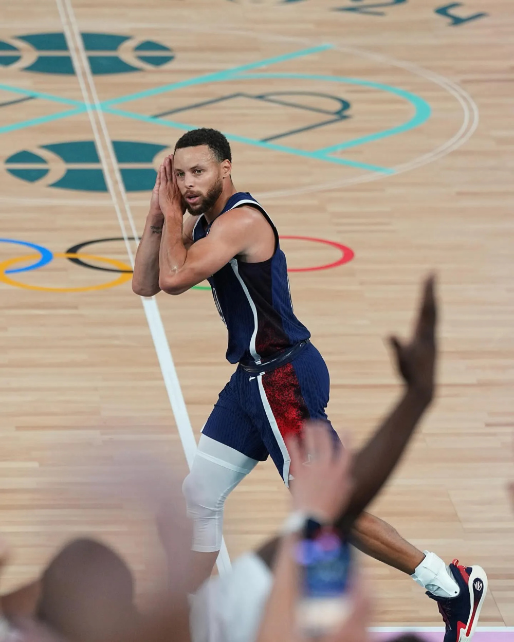 库里24分助美国男篮夺金,获得奥运会金牌锁定历史前五,引发争议