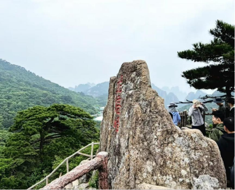 雨雾缭绕,如诗如画雨天的黄山,群峰若隐若现,犹如一幅泼墨山水画