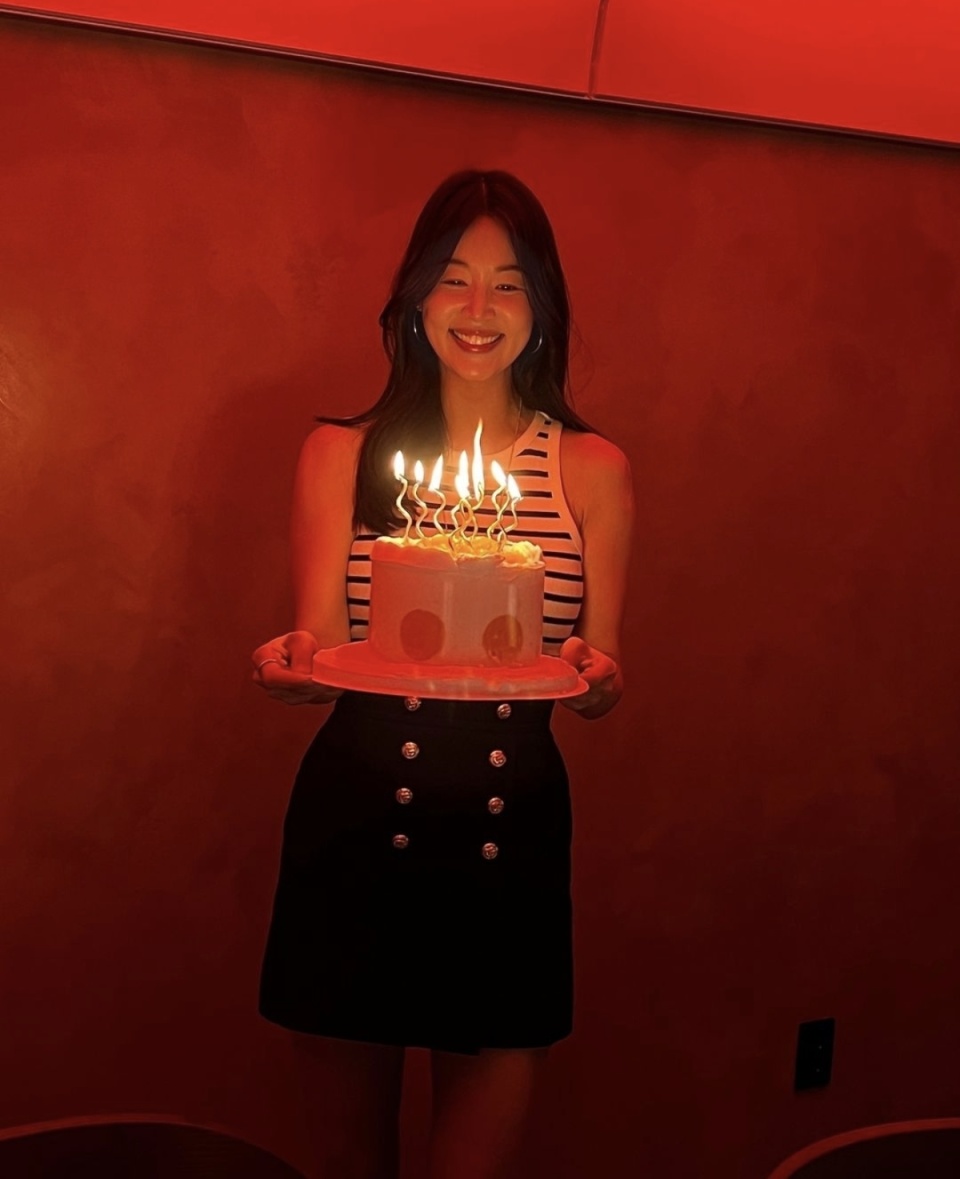 韩智慧的生日派对,笑容灿烂,与姐姐们共度美好时光