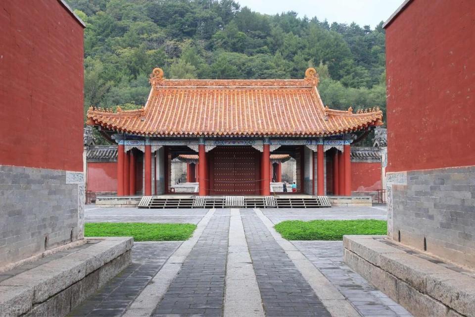 闻名遐迩的老城赫图阿拉城距清永陵5公里外,当年努尔哈赤,皇太极