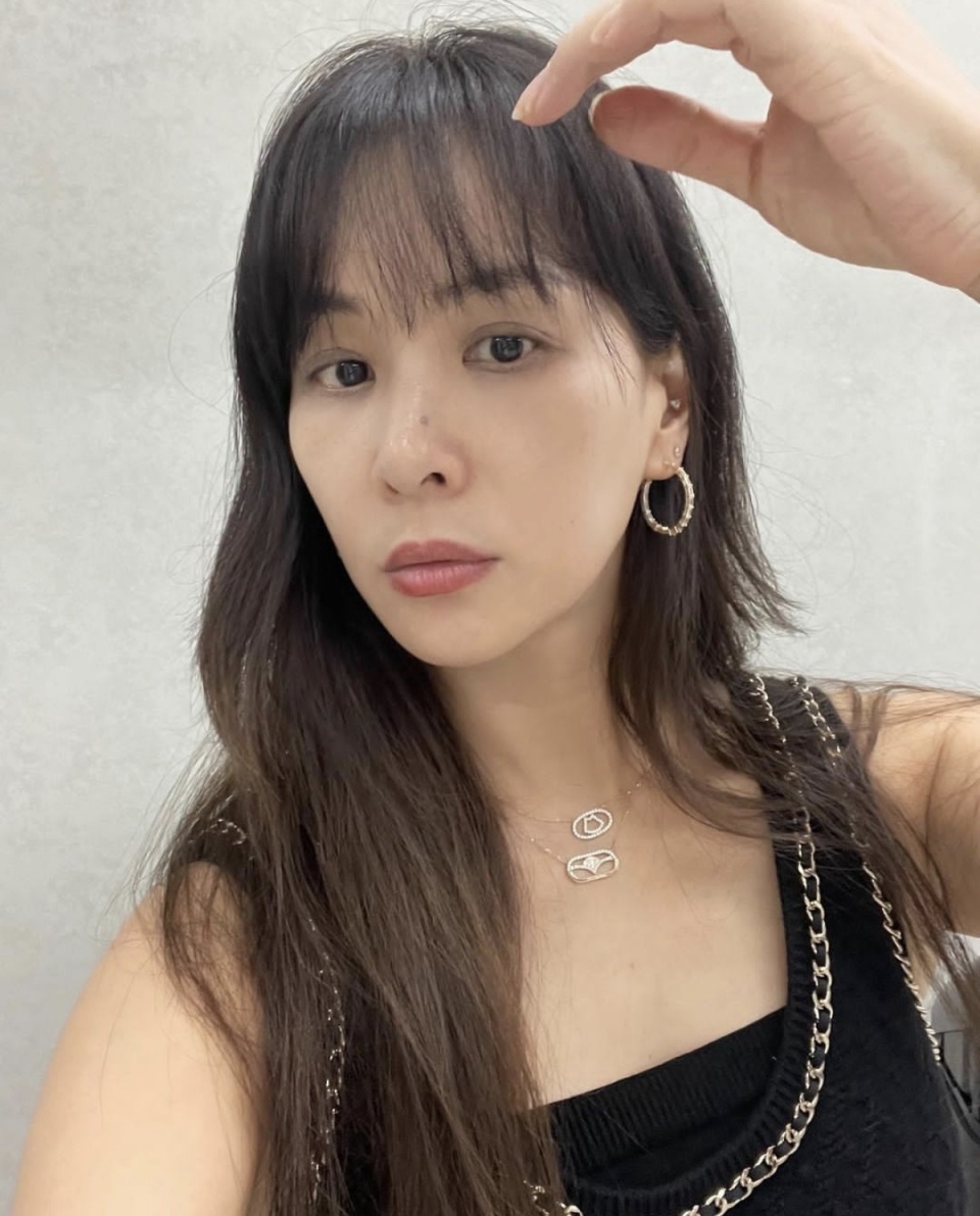 高小英依旧容光焕发的秘诀揭晓,她身着针织迷你连衣裙展现奢华与青春