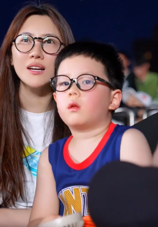 巴图博谷带大儿子打球,4岁偶一胖乎乎体态随爸爸,五官更像妈妈_腾讯