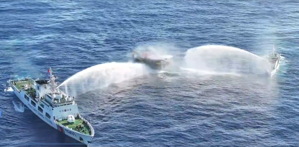 菲律宾再强闯仁爱礁,中国海警火力开全,两门水炮喷射菲船遭重创